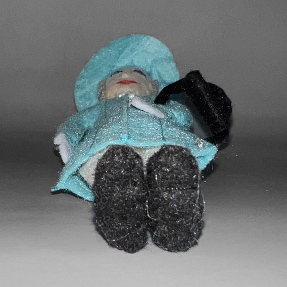 Queen Elizabeth II Ornament - Picture 5 of 5